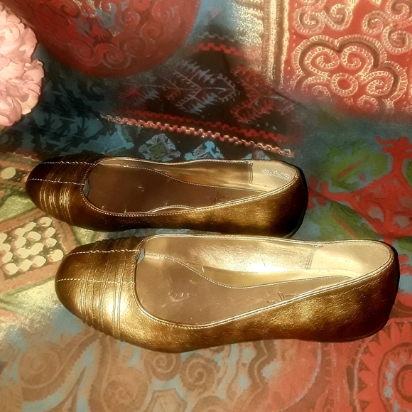 NWOT Gold Soft Style Flats - Picture 5 of 7
